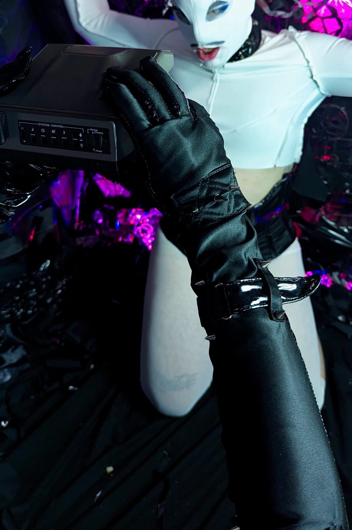 Dominating Gloves